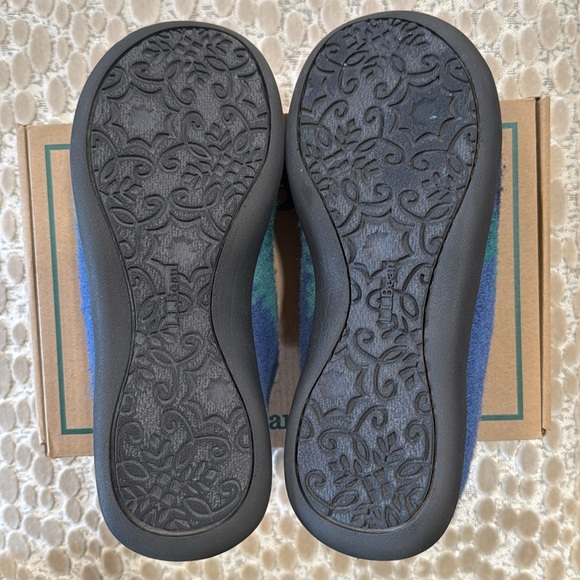 L.L. Bean slippers BOXED - Picture 6 of 8